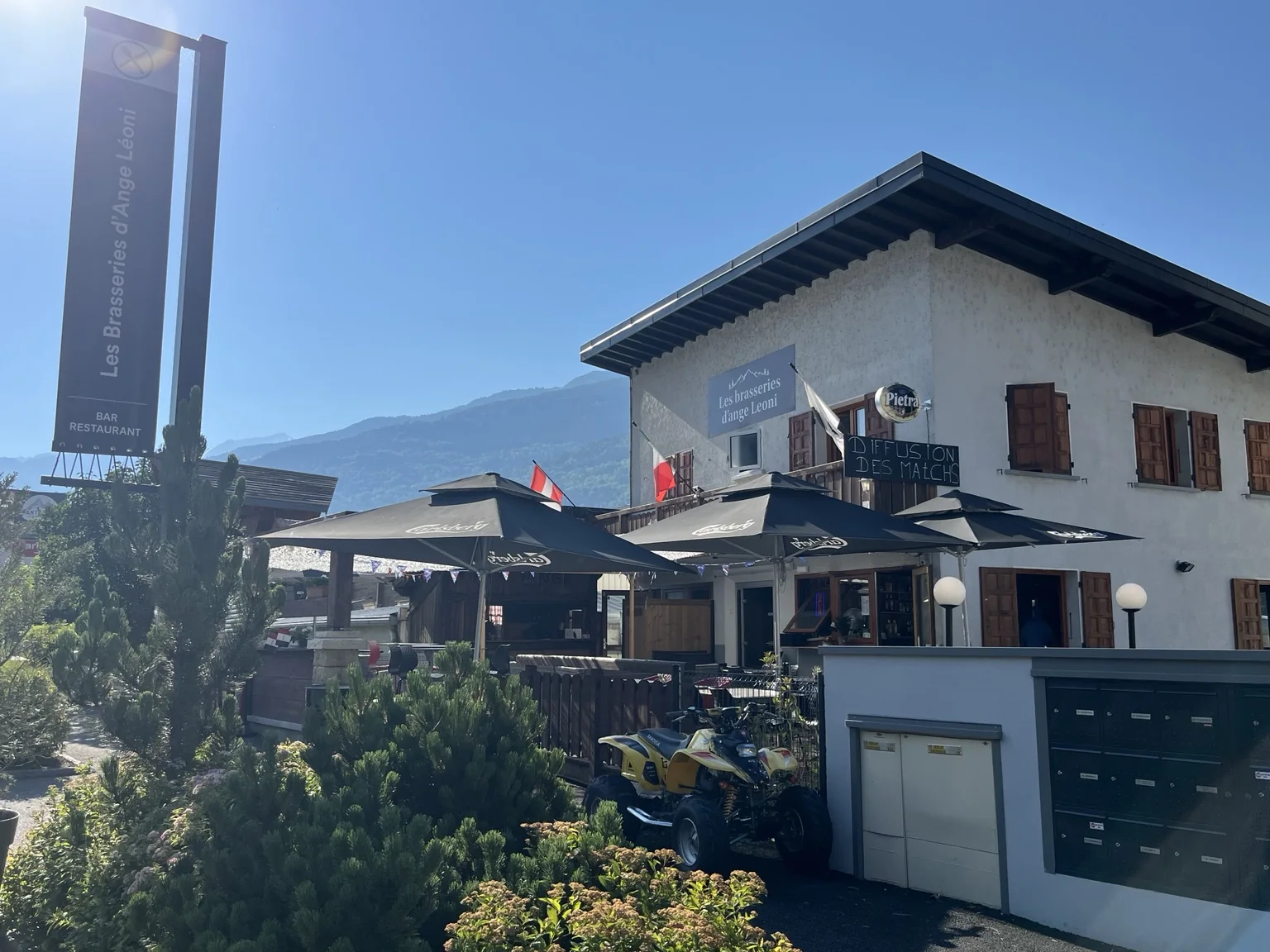 Terrasse des Brasseries d’Ange Léoni au pied des montagnes